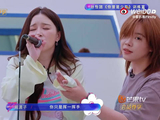 阚清子登乘风2026舞台，手势丰富引关注