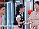 杨超越被球砸到头，丁禹兮一脸紧张，被可爱到了