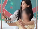 陈丽君手把手教艾滋病儿童唱越剧