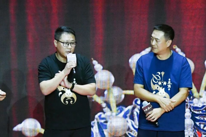 导演李少飞（左）