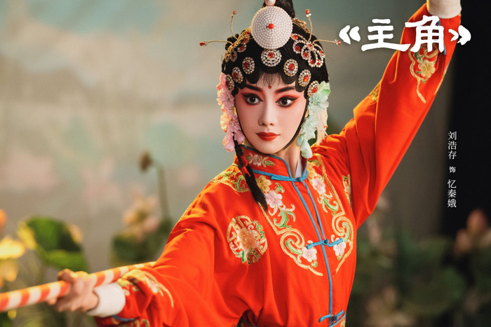 演员们高温下穿着戏服，浑身湿透是常态。