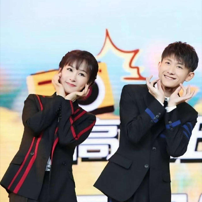  那么，为什么这部老剧能让观众如此激动呢？或许正如网友所言：《家有儿女》里没有波澜壮阔的剧情，只有刘梅妈妈的唠叨、夏东海爸爸的和事佬哲学，和三个孩子打闹嬉戏的平凡日常。这种充满烟火气息的温暖，恰恰是在如今快节奏生活中难得一见的珍贵存在。如今，夏雪已经成长为一个独立的女性，刘星也蜕变成了一个成熟稳重的男人，但当他们再次齐声唱起阳光男孩阳光女孩，我们是好伙伴时，那些与童年、家庭、成长相关的回忆，仿佛瞬间变得鲜活起来。正如一位观众在弹幕里写道：我们不是怀念这部剧，而是怀念那个当时守着电视傻笑的自己。 这场跨越二十年的合唱，不仅是两位演员青春的回望，更是整整一代人集体记忆的共鸣。当旋律在空气中渐渐消散，张一山和杨紫相视一笑，那一刻仿佛他们在无声地交流：看，我们都长成了小时候梦想中的大人。而屏幕前的我们，也在这场怀旧的回忆杀中，找到了那个藏在时光中的阳光少年。