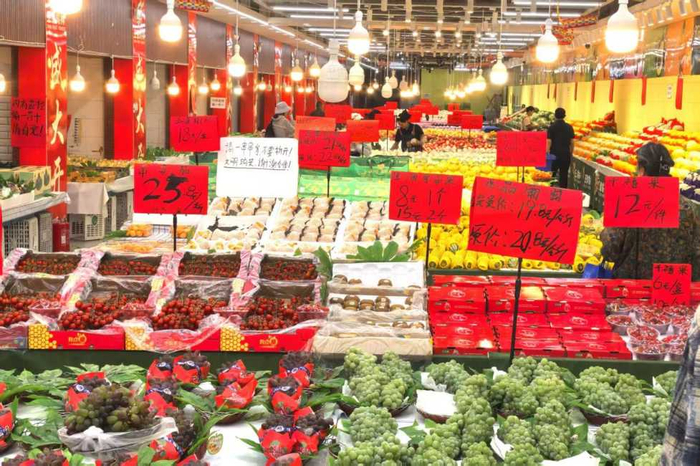 5月22日，云南省昆明市一家新开业的水果商场里品类丰富的时令水果供消费者挑选。新华网发（赵普凡 摄）