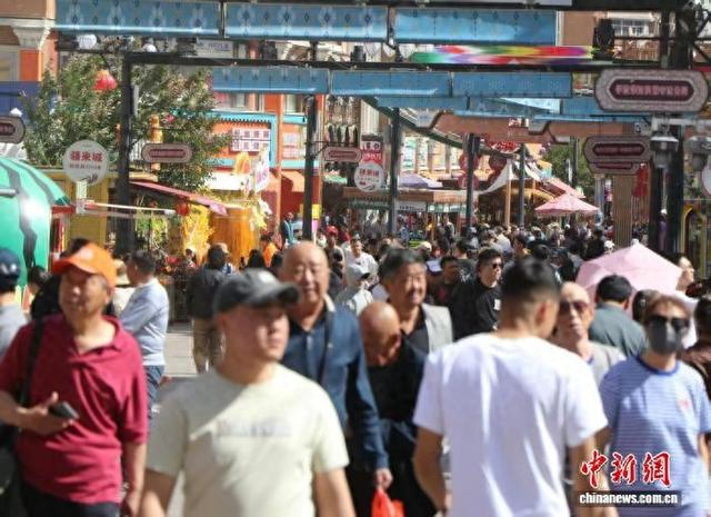 2026年5月27日是古尔邦节，恰逢新疆旅游旺季，新疆国际大巴扎景区人流如织。 苟继鹏 摄