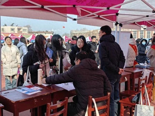 某高校举行的就业双选会现场 张力元 摄