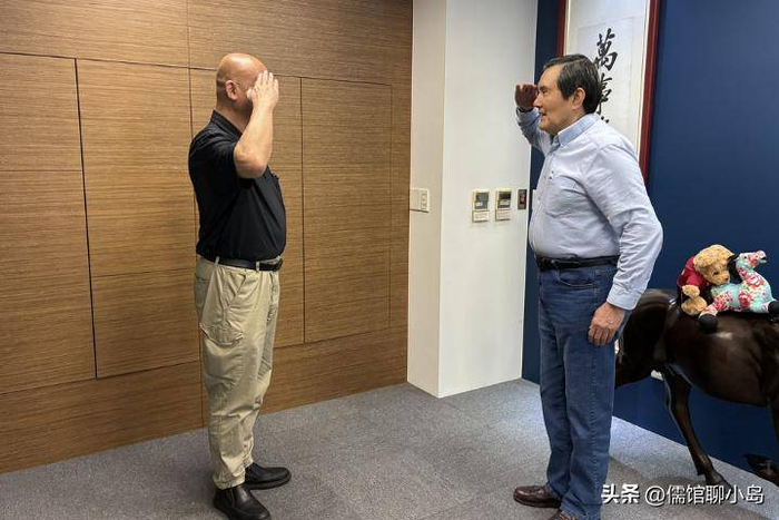  在谈及当前政坛乱象时，萧旭岑毫不讳言。他将近期多起争议事件串联起来，直指岛内权力角力频发。从国民党高层座车疑遭安装追踪器，到基层人员爆料信件曝光，疑点层层叠加。他指出，有爆料显示民进党高层下达指令，针对国民党交流人士进行有针对性的查办，更离谱的是，如果查无实质问题，还会被要求强行罗织罪名，甚至捏造不实私德谣言打压。甚至连国民党基层人员的家人财务隐私，也遭到异常泄露。萧旭岑的回应，不只是对个人名誉的捍卫，更直面了岛内权力倾轧和恶意斗争的现实。 至于马英九时期的行政机构负责人刘兆玄、吴敦义、陈冲、江宜桦、毛治国、张善政等六人，究竟是谁曾嘱托萧旭岑保持沉默，目前尚不得而知，但这一细节无疑增加了事件的扑朔迷离，也让外界对于政坛内部的复杂博弈有了更多揣测。