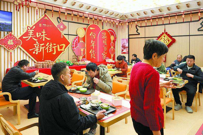 2月12日，新街口街道父母食堂，午餐时间坐满了顾客。资料图片/新京报记者　郭延冰　摄
