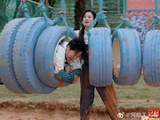 李晨沙溢过泥潭好心酸 一个肩太宽过不去一个爬不起来，看的人又好笑又心疼