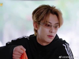 王鹤棣现身肉摊询问价格，与白鹿抢买单显人夫感