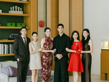 吴婉芳公开次子婚礼现场照，穿红裙现身明艳大方，挽着婆婆站中间
