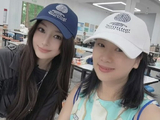 Angelababy低调陪娃现身校园义卖，素颜搬运获赞亲和力满分