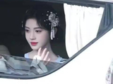 鞠婧祎摇下车窗和粉丝打招呼，两套造型都好美啊