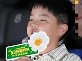 10岁朵朵身高近肩陈思诚，首映礼发言惊四座被赞复刻陈导