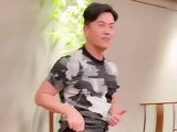 吕良伟单腿悬停，空气二郎腿稳如磐石