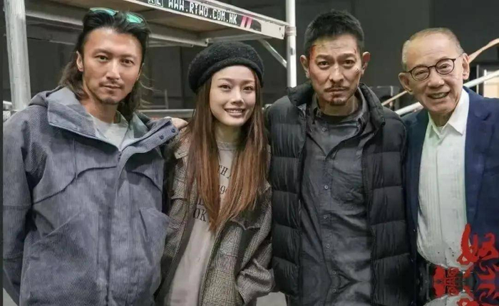 一个把她从普通女孩拉到天后位置的男人，一家陪她走过整个青春期的公司，她凭什么要逃？她要做的，只是把舞台站稳，把歌唱好，把下一年的演唱会打磨得更精细。至于这段关系深处藏着的秘密，也许连他们自己都不愿去揭开。在这个最现实的圈子里，能让一段关系稳稳维持二十七年，并且还在不断加码，本身就是答案。