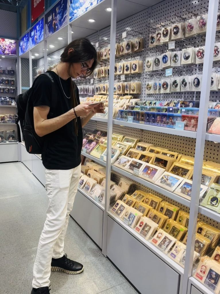 Maciej逛米哈游的一个周边店。受访者供图