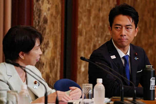 2025年9月24日，高市早苗（左）和小泉进次郎共同参加自民党总裁选举候选人辩论会。新华社记者贾浩成摄
