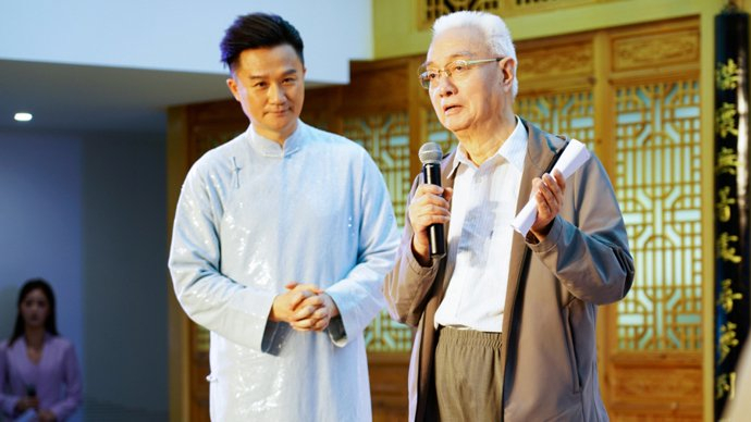 昆剧表演艺术家蔡正仁（右）对“水墨新调”颇为赞赏