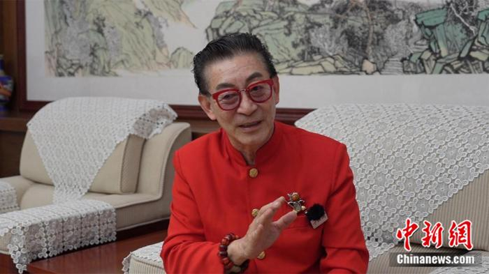   正接受采访的六小龄童。徐峻杰 摄