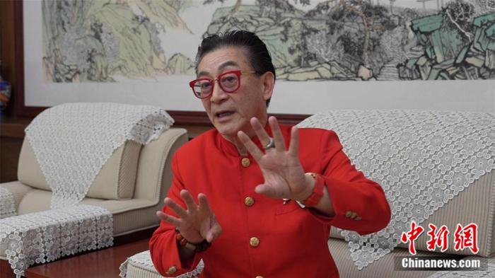   正接受采访的六小龄童。徐峻杰 摄