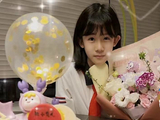 陆毅鲍蕾为女儿庆生,14岁贝儿身高快超妈妈,母女挽手逛街似闺蜜_新闻