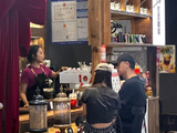任重带老婆外出喝咖啡，41岁孙骁骁小蛮腰好显小，夫妻俩形影不离