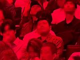 林俊杰赴纽约帕森斯!陪女友七七毕业典礼，携母亲同行破分手传闻_回应_家庭_演唱会