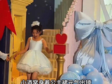 小酒窝过十岁生日，董璇包下游乐场为娃庆生，关悦朵朵到场庆贺