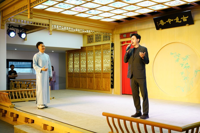 昆山当代昆剧院小生演员张争耀（右）和同门师兄张军共同呈现《脱步衫》