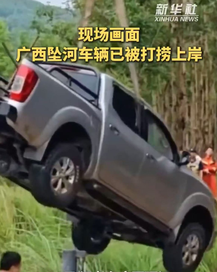 坠河皮卡车被打捞上岸。图截自新华社