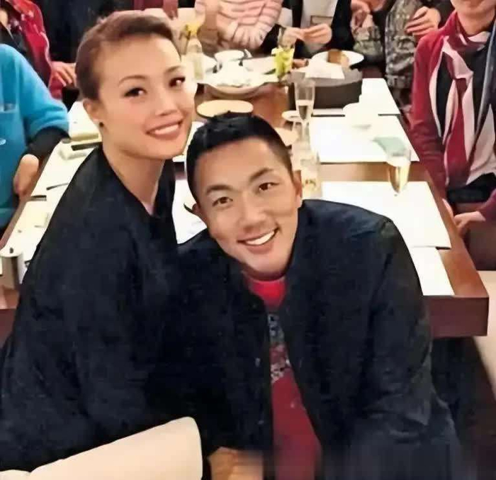  随着话题发酵，全网的讨论也呈现两极分化。支持者纷纷点赞：太通透了！45岁不将就、不焦虑，把单身生活过成诗，这才是女性最理想的状态告别消耗自己的人，专注事业与生活，容祖儿活成了所有女生的榜样比起将就的婚姻，这种清醒独立的单身更令人羡慕。而反对者则提出不同意见：45岁还单身，难免有遗憾，女人最终还是要靠婚姻才有归宿说不将就，其实只是没遇到合适的人，不过是自我安慰当年若不是刘浩龙拖后腿，容祖儿或许早就结婚了，未免可惜。更多网友展开深层讨论：女性到了一定年龄，真的必须结婚吗？女强男弱的关系真的难以长久吗？单身的精彩，能否替代婚姻带来的陪伴与归属？ 在我看来，容祖儿的独特之处，不在于她45岁依旧单身，而在于她敢于挣脱世俗枷锁，不被年龄婚姻束缚，始终坚守自我、热爱生活。她用八年完成了自我重塑，从感情中的依附者，变成自己人生的掌控者；从被外界质疑的大龄未婚女星，变成活色生香的单身范本。她用经历告诉所有女性：幸福没有标准答案，无论是单身还是已婚，无论是二十岁的热烈，还是四十五岁的从容，只要爱自己、有底气，就能活成自己想要的样子。 八年的光阴，足够放下过往、治愈伤痛，也足够重塑自我、绽放光芒。如今的容祖儿，事业有底气，生活有温度，心态从容，无感情羁绊，无世俗焦虑，这或许就是45岁最美好的模样。未来，无论是继续深耕音乐舞台，带来更多经典作品，还是某天遇见新的缘分，坦然奔赴下一段旅程，都相信这位天后会从容自若、活得出彩。你被45岁的容祖儿状态惊艳到了吗？你觉得女性到了一定年龄，必须结婚吗？评论区聊聊你的看法。