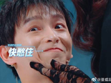 刘涛“调戏”彭昱畅，手指勾住他下巴，彭彭瞬间红温逃走！