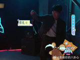 彭昱畅变“彭大胆”，竟拿起玩具鼠玩起来，厉害了