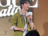 贺峻霖主持VOGUE晚宴展现专业风采，手持华为nova16代言