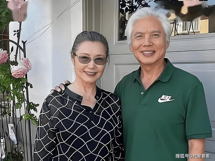  如今，姜黎黎的生活充实而安宁，有相守半生的爱人陪伴，有优秀的女儿牵挂。她闲暇时养花种草、弹琴旅行，褪去明星的光环，活成了最真实的自己。从荧幕上英姿飒爽的红牡丹，到如今悠然自得的晚年生活，姜黎黎用一生诠释了优雅从容与岁月静好的意义。而女儿的婚事，或许只是这位母亲心中最柔软的期盼，无关焦虑，只愿女儿能收获属于自己的幸福。