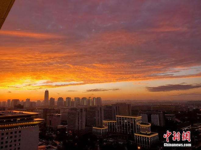  图为晚霞笼罩下的城市建筑。 张浩伟 摄
