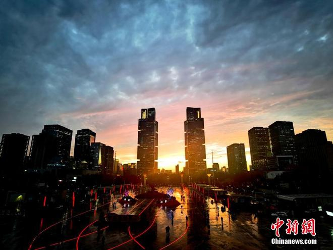  图为晚霞笼罩下的郑州东站。 赵依婷 摄