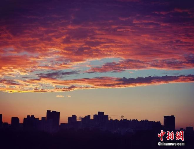  图为夕阳西下，晚霞也愈发瑰丽多姿。 韩章云 摄