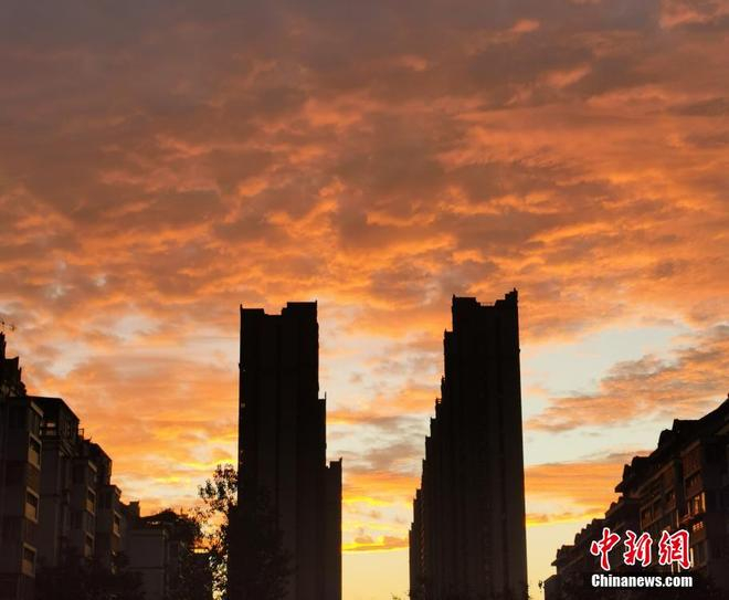  图为晚霞笼罩下的城市建筑。 韩章云 摄