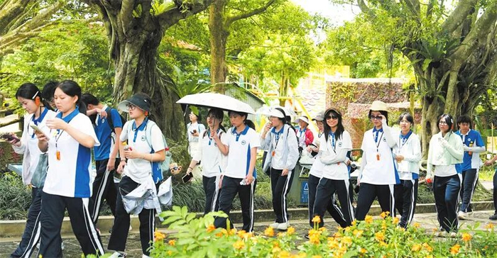 深圳外国语学校（集团）龙华高中部高一年级的学生，在椰城开启了一场沉浸式自然与人文研学之旅。海口市融媒体中心记者 杨忠凯 摄
