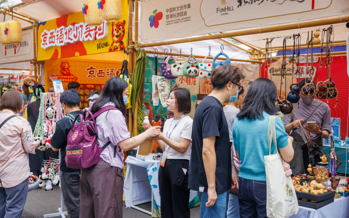 ▲5月24日，首届中国新文创市集暨潮玩游园会最后一日，朝阳公园，市民在逛北京各区的展位。新京报记者 王子诚 摄