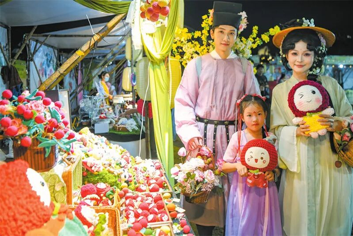 在“2026椰城香见·海口火山荔枝夏日市集”，各类荔枝文创产品吸引市民游客前来消费。海口市融媒体中心记者 苏弼坤 摄