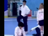 你看着小林哥在那锻炼呢，实际他看着你孟姐呢