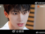 先戴洋葱圈制造趣味，再拿出真戒指，浪漫创意拉满