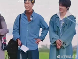 小林真是又争又抢，帮老婆背包的男人最帅