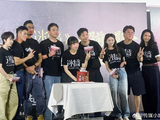 这场生日惊喜体现了《迷墙》剧组怎样的人文关怀和相处模式？