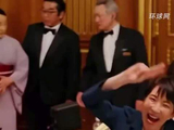 高市早苗与小马科斯一起唱歌