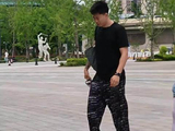 这是老两口逛完早市刚回来吗