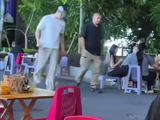 黄景瑜携新宠物犬现身，小狗快步跟随