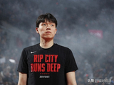 杨瀚森王俊杰回来了，中国男篮这5张老面孔，该让位了